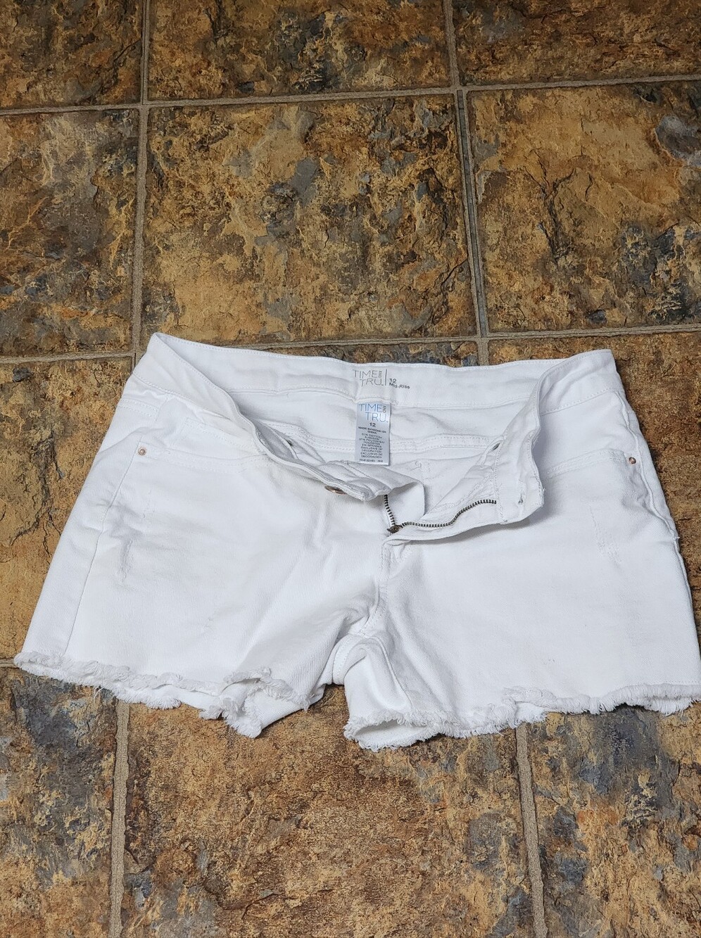 Time and Tru White Frayed Hem Denim Shorts Size 12 - Picture 2 of 9